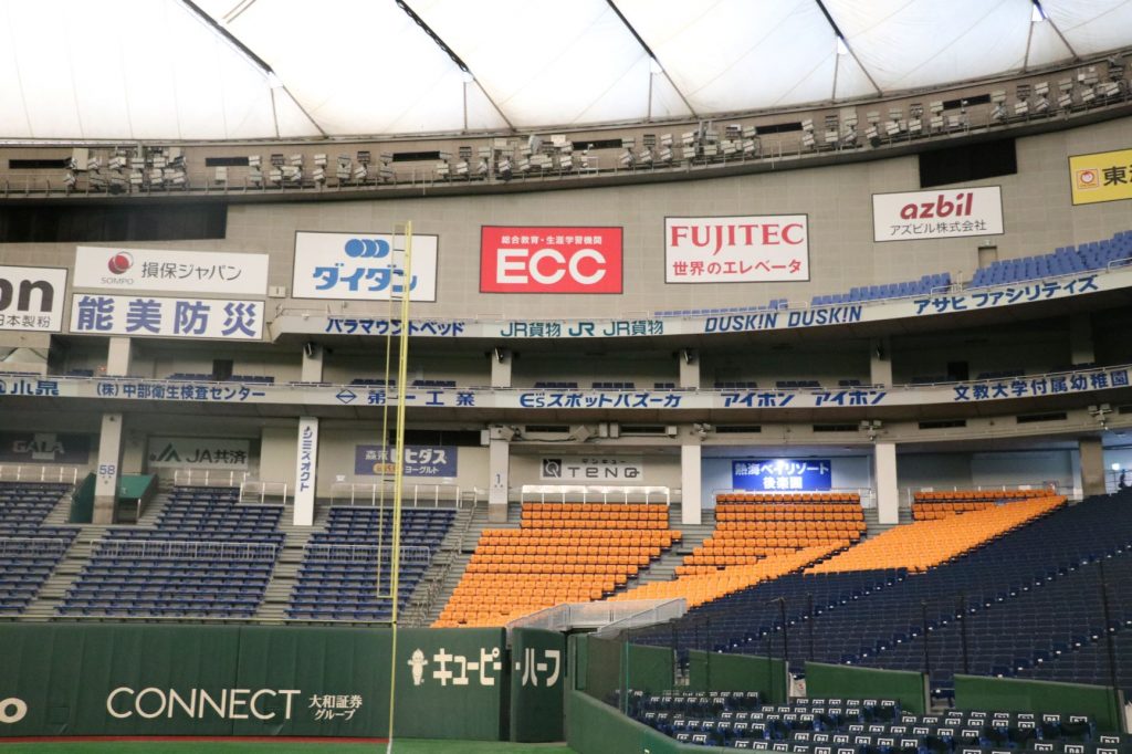 東京ドーム内にイーズの会社ロゴ及び「スポットバズーカ」入り広告看板